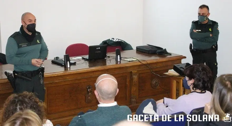 Un momento de la charla de agentes Benemérita en la Escuela de Familias de los institutos