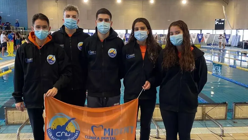 Participantes y entrenador del Club de Natación Valdepeñas en el Campeonato de Castilla-La Mancha