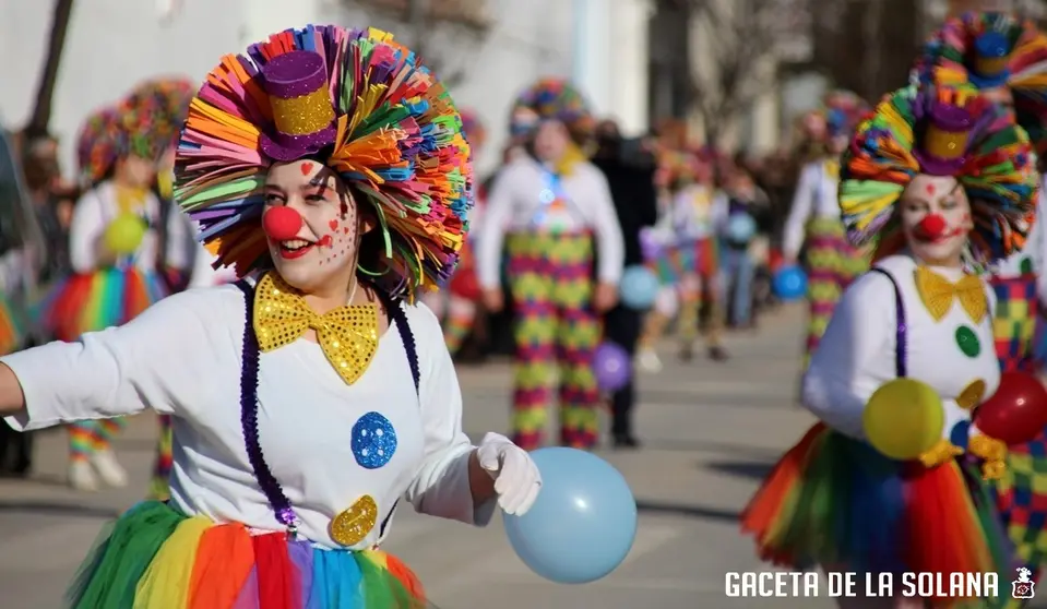 Vistosa imagen de un desfile de carrozas del carnaval en la Avenida de la Constitución de La Solana