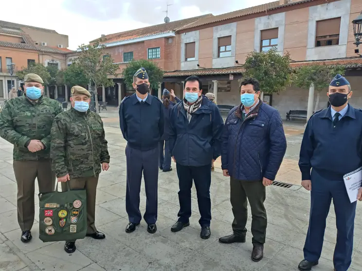 Junto al alcalde de Torrenueva, los mandos militares presentes en la reunión, en el emplazamiento donde se llevará a cabo la Jura de Bandera