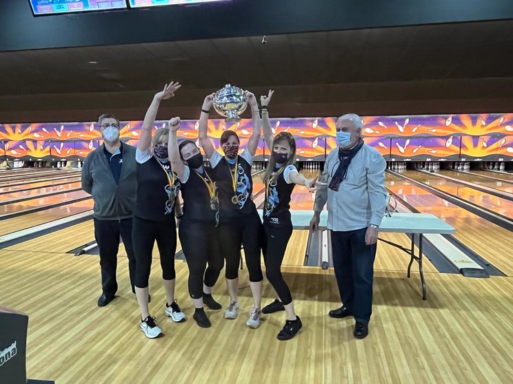 Las chicas del Fusion Bowling celebrando la consecución de la Copa de la Reina