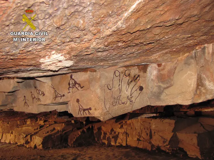 Pintadas en la Cueva de la Rendija