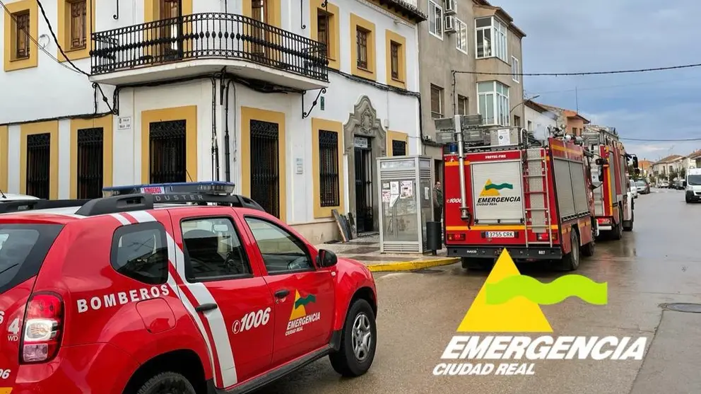 Bomberos acudiendo al incendio de la Biblioteca Municipal del Viso del Marqués