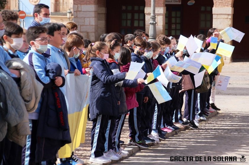 Niños del colegio San Luis Gonzaga de La Solana ondeando banderas de Ucrania