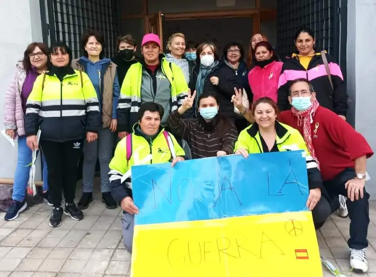 Grupo_de_voluntarios_con_bandera_de_Ucrania_y_no_a_la_guerra