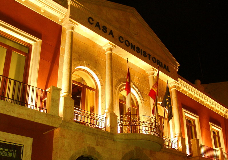 El Ayuntamiento de Valdepeñas iluminado de amarillo