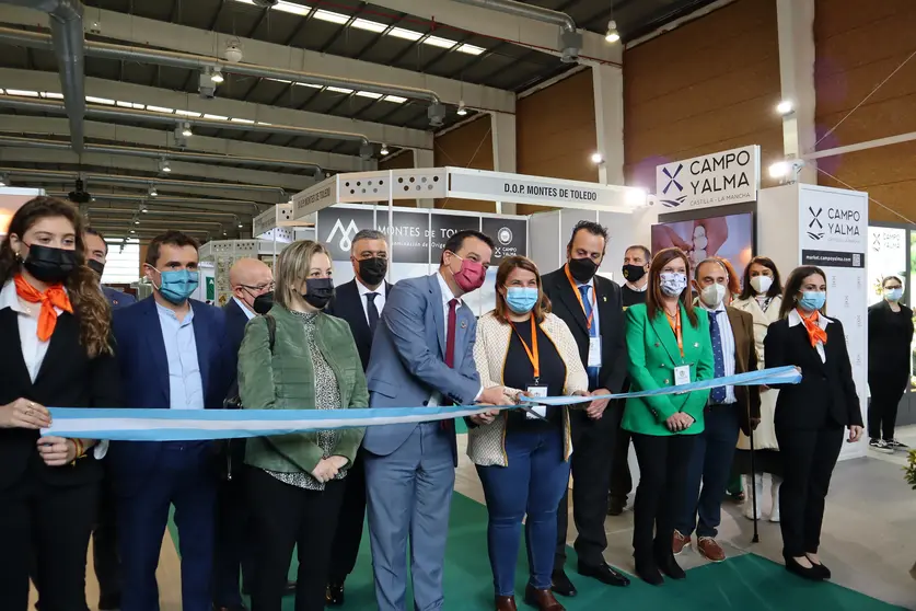 El consejero de Agricultura, Agua y Desarrollo Rural, Francisco Martínez Arroyo, inaugura, en Talavera de la Reina, la II Feria 'Aove & Nuts Experience 2022', dedicada al olivar y los frutos secos.