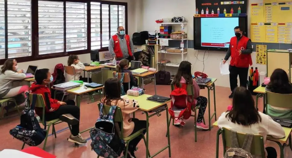 Los voluntarios de Cruz Roja Juan Ángel Palomera y Juan Parra en uno de los centros educativos de La Solana