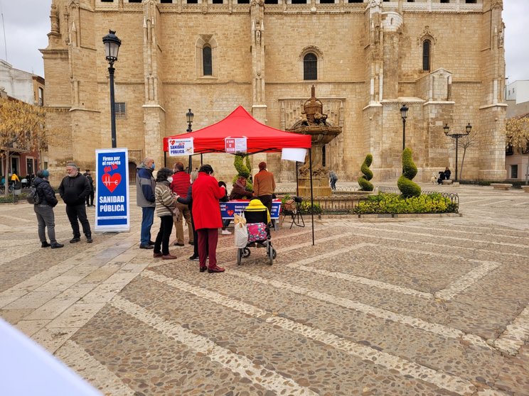 Recogida de firmas de IU en la plaza de España