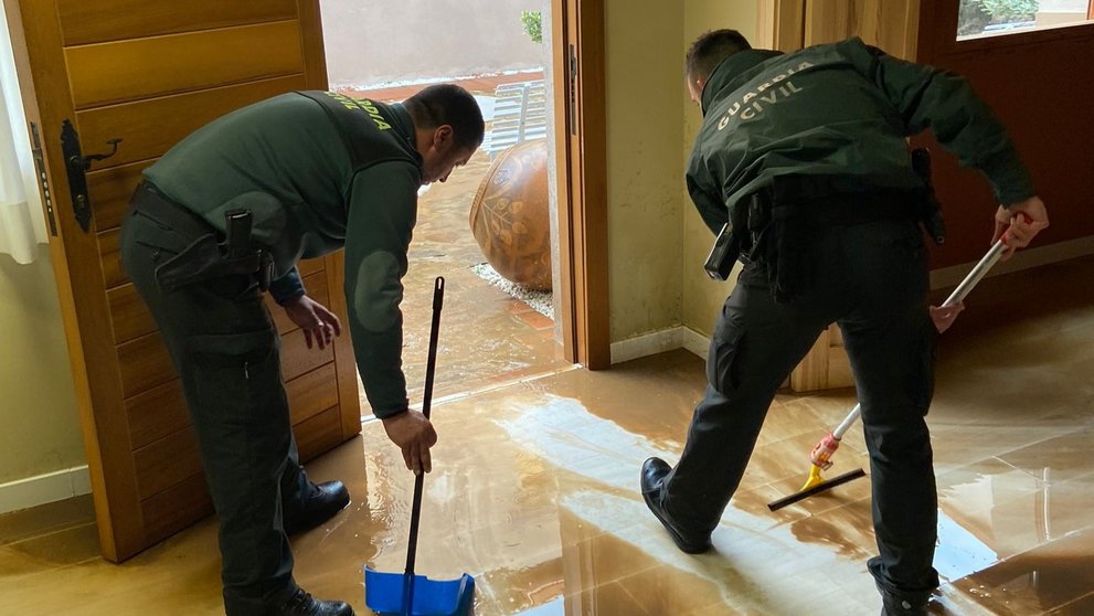La Guardia Civil, junto con Bomberos, auxiliando a los residentes de una residencia de salud mental en Almadén por las inundaciones