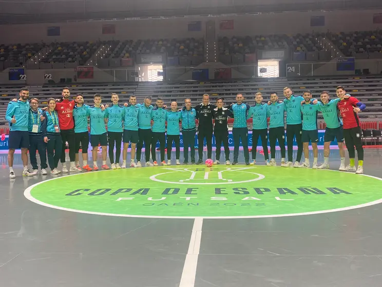 Jugadores y cuerpo técnico del Viña Albali Valdepeñas en el Olivo Arena