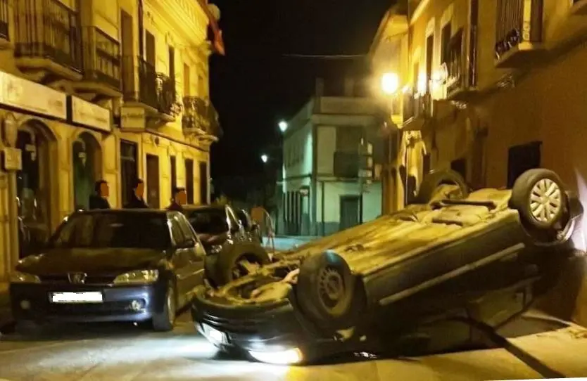 Coche volcado en la calle Monjas de La Solana