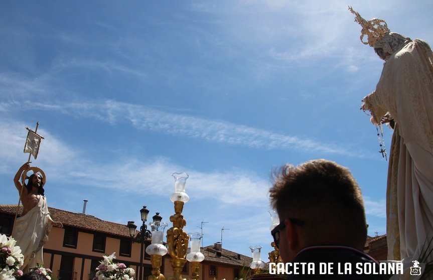 Momento del encuentro de Jesús Resucitado y la Virgen de los Campanillos en la Plaza Mayor de La Solana