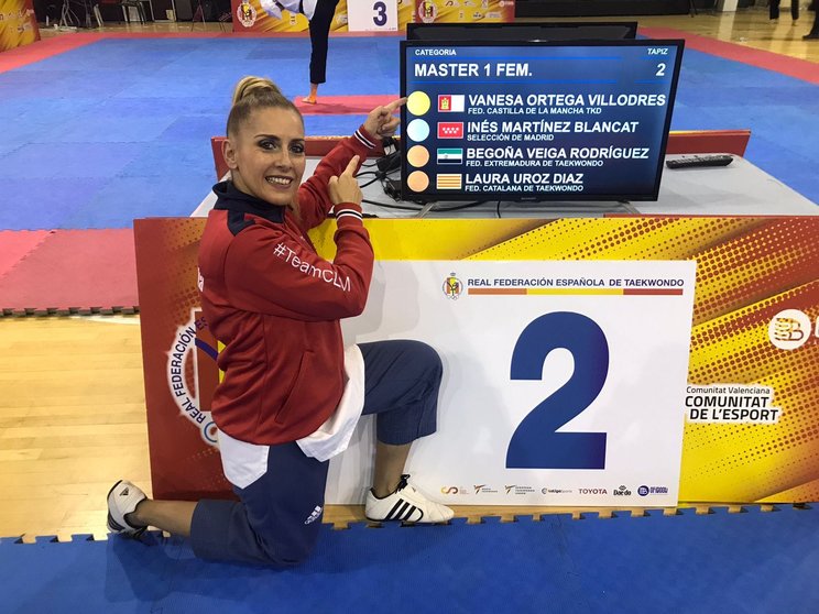 Vanessa Ortega Villodres posando junto a la pantalla en la que aparece en la 1ª posición del Campeonato de España