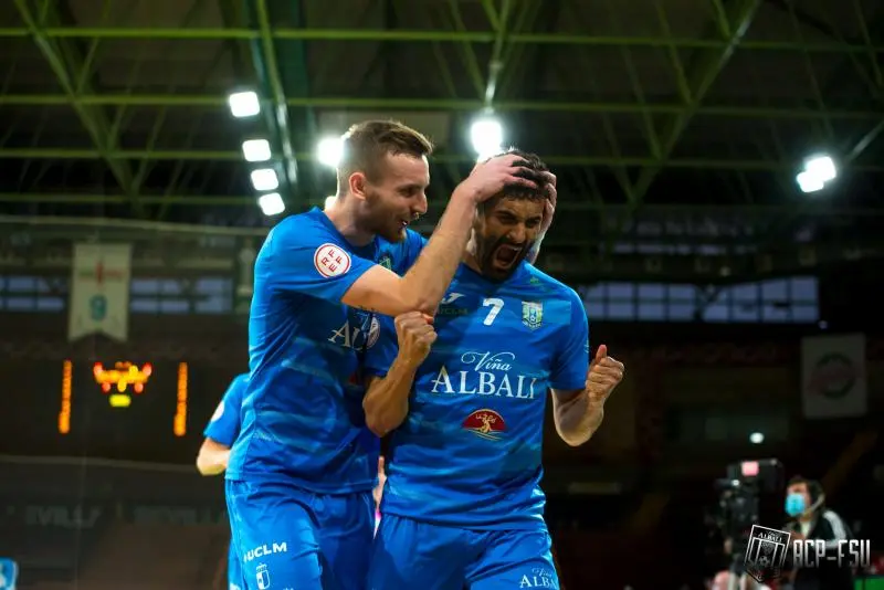 Humberto y Sergio González celebrando el gol del brasileño en el Betis 2-5 Viña Albali Valdepeñas

Foto: ACP-FSV