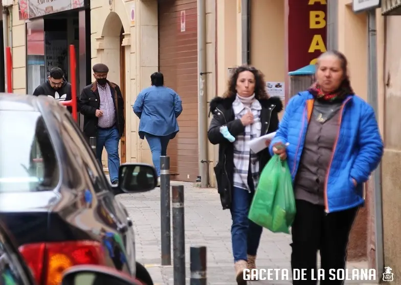 Peatones por la calle Carrera  de La Solana este miércoles, 20 de abril