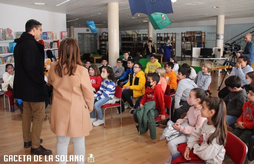 El alcalde de La Solana se dirige a los niños durante la lectura del Quijote