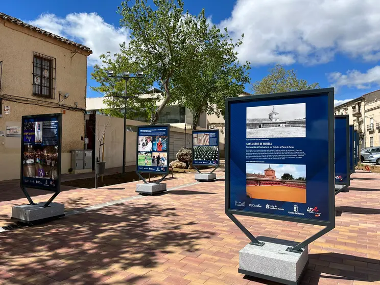 Exposición fotográfica en Santa Cruz de Mudela por el 40 aniversario del Estatuto de Autonomía