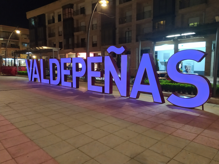 Letras corpóreas de Valdepeñas en azul