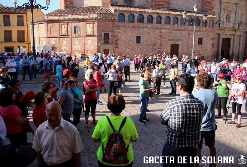 Eulalio Díaz Cano -de espaldas- da la bienvenida a los participantes en la ruta