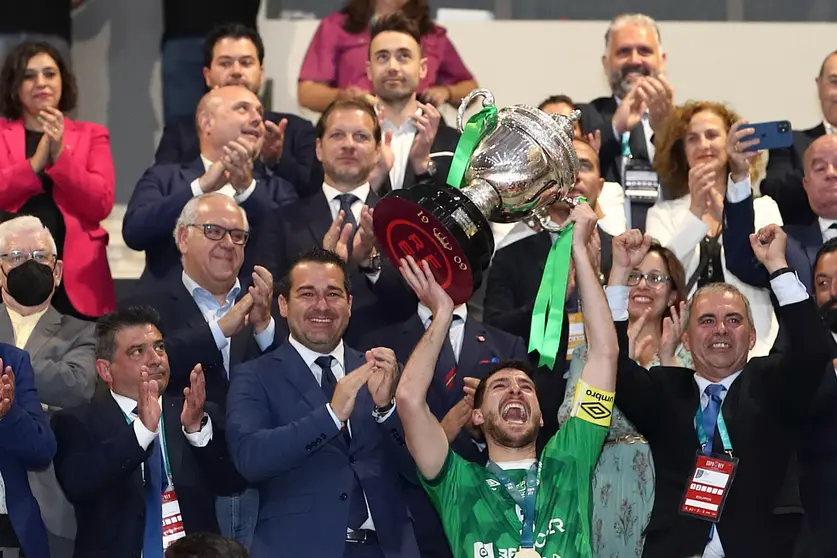 Miguel de UMA Antequera levantando la Copa del Rey 2022

Foto: RFEF