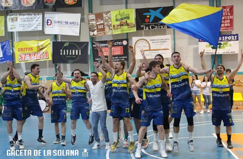 Jugadores del CB La Solana celebran el ascenso