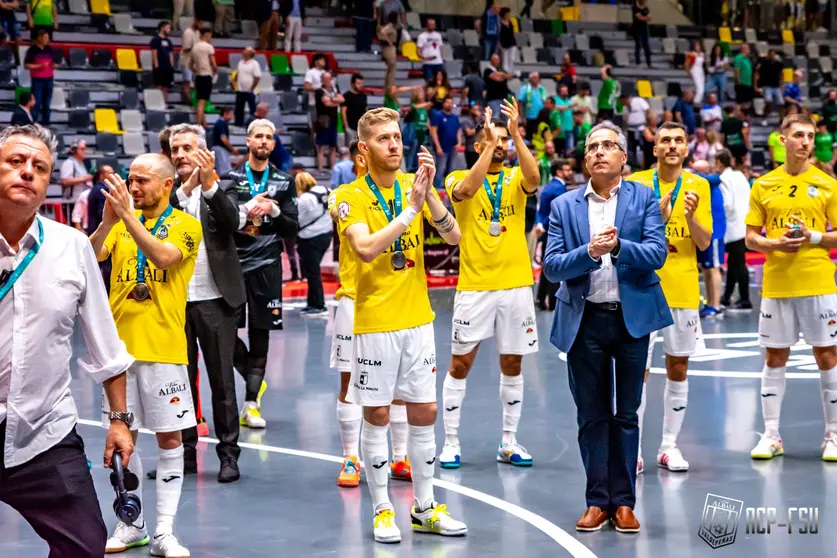 El Viña Albali aplaudiendo a la Marea Azulona tras la final de la Copa del Rey 2022

Foto: ACP-FSV