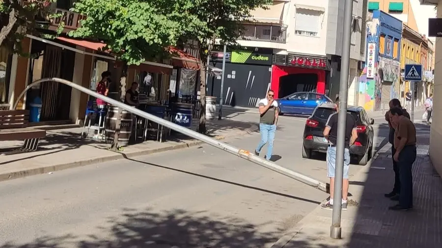 Caída de una farola en la calle Cristo