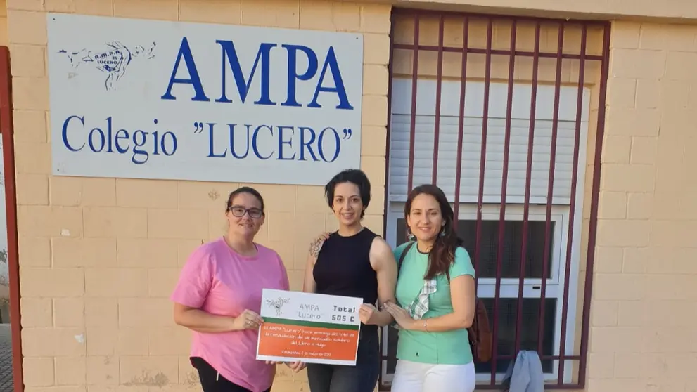 Entrega de la recaudación del Mercadillo Solidario del Libro Usado