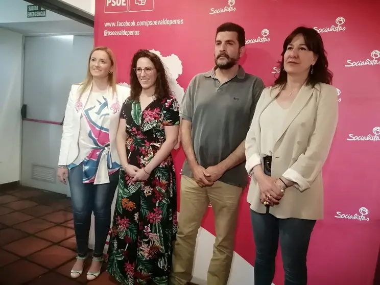 Vanessa Irla, la periodista Ángela Paloma, el secretario general del PSOE de Valdepeñas Manuel Martínez y la consejera de Igualdad y POrtavoz Blanca Fernández (1)