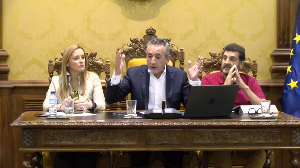 Momento en el que Jesús Martín contesta a Cándida sobre el rey en el Pleno de junio de Valdepeñas