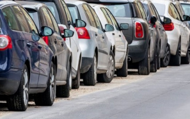 Coches aparcados en Valdepeñas