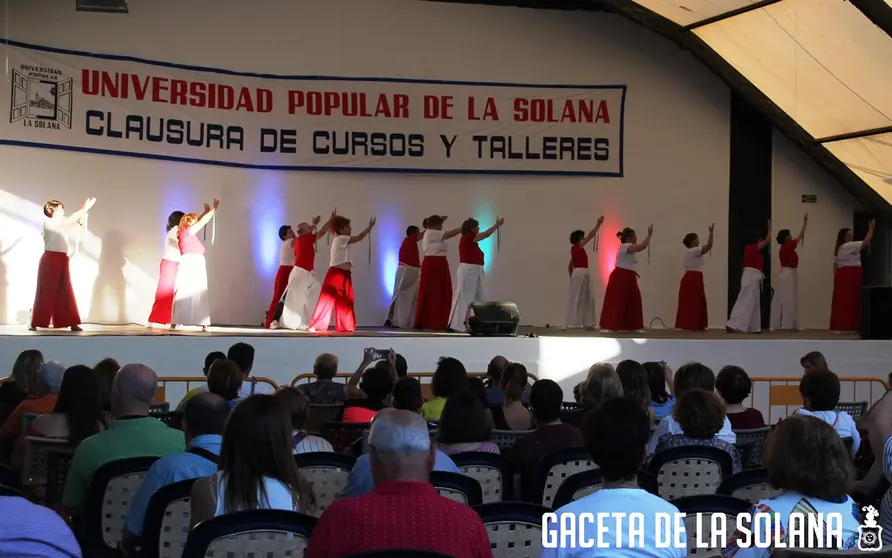 La muestra comenzó con la exhibición de taichí de las alumnas de yoga y taichí