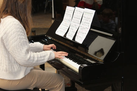 Mujer tocando el piano