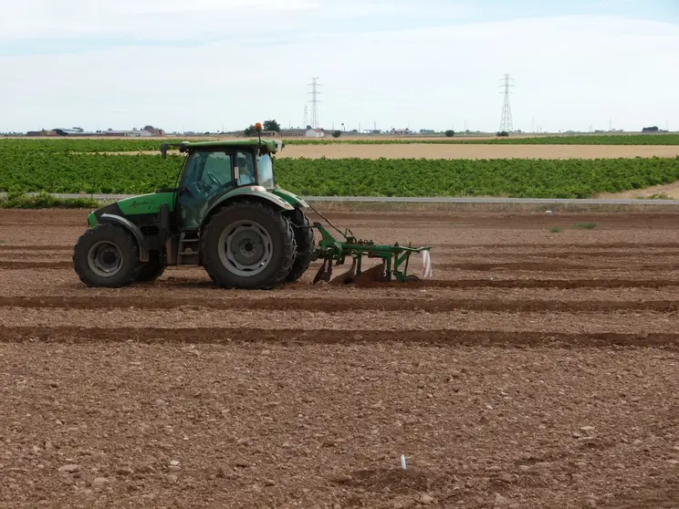 Tractor arando