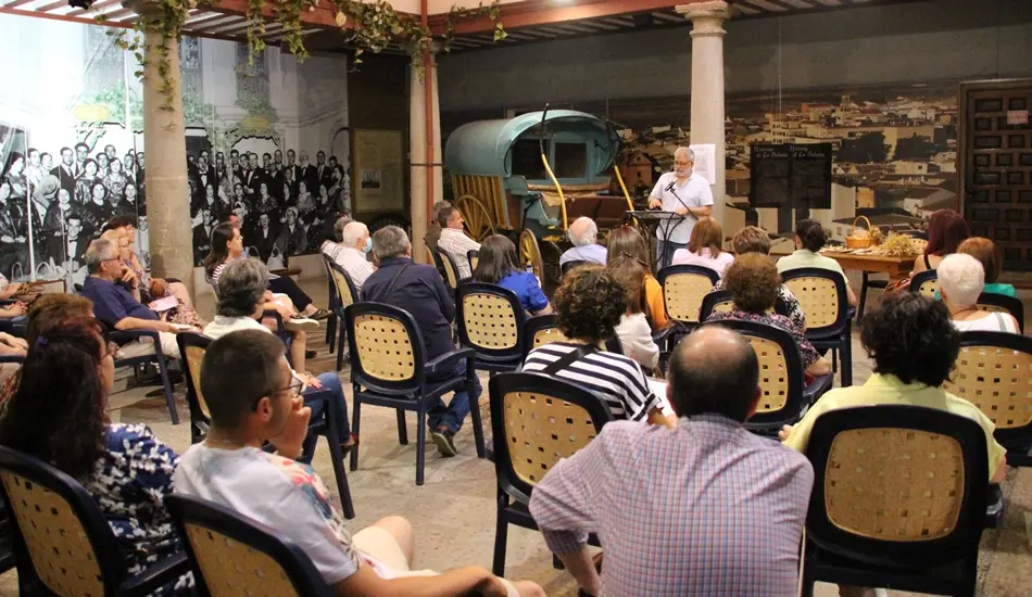 El público llenó el patio del Palacio Don Diego en este novedoso acto                   

Foto: GACETA