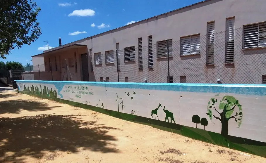 El mural trata de concienciar al alumnado sobre el respeto y cuidado de nuestro entorno
FOTO: EMPU-G La Solana