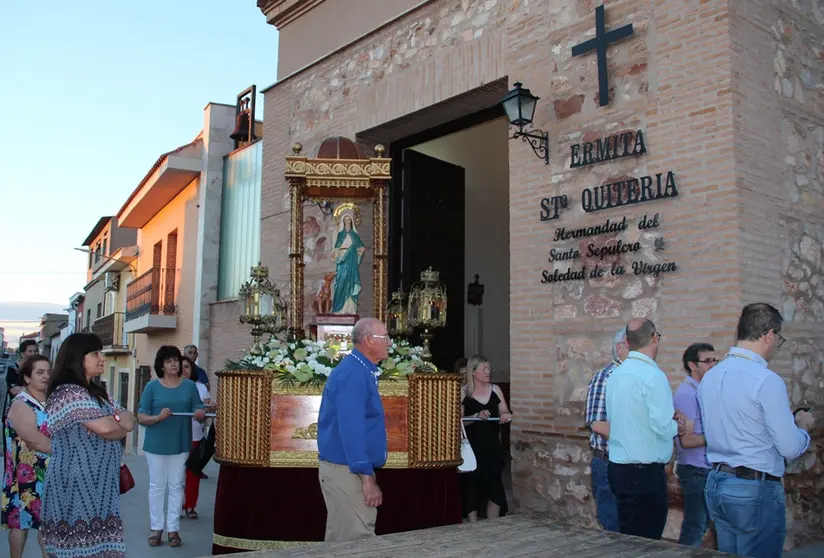 Momento de la salida de la titular para iniciar la procesión por el barrio                    


Foto: GACETA