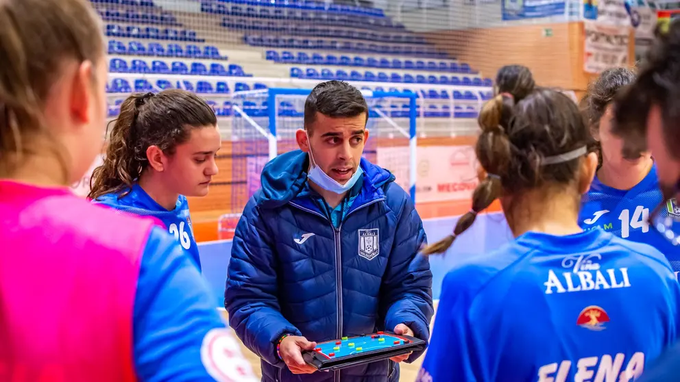 Miguel Pinar en un tiempo muerto del Viña Albali femenino