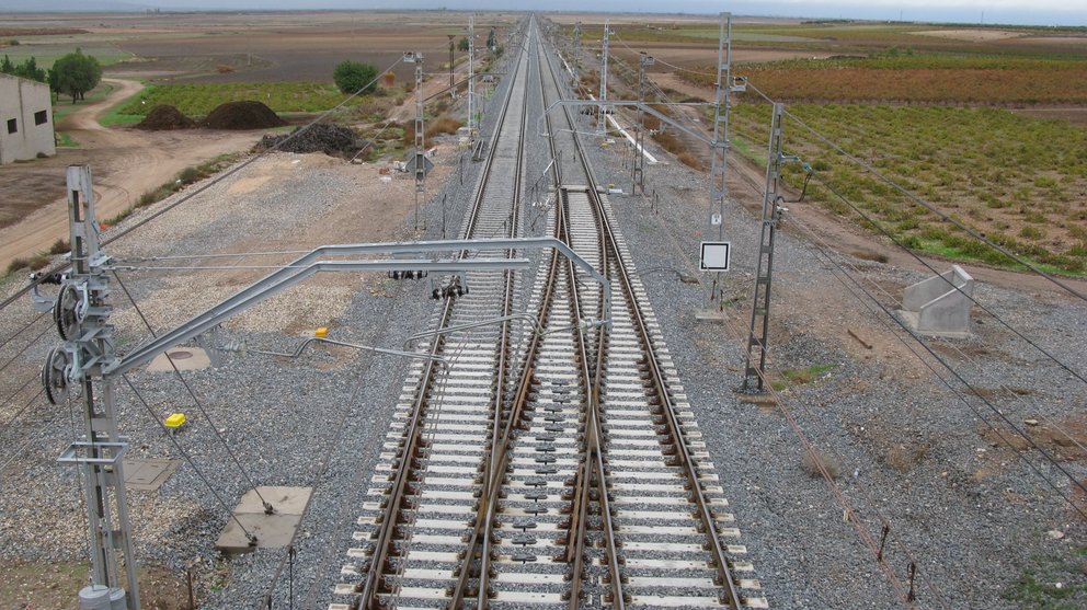 Tramo de la vía de tren que conecta Alcázar de San Juan y Manzanares