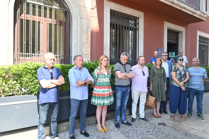 El consistorio guarda cinco minutos de silencio en homenaje y reconocimiento a todas las víctimas de terrorismo