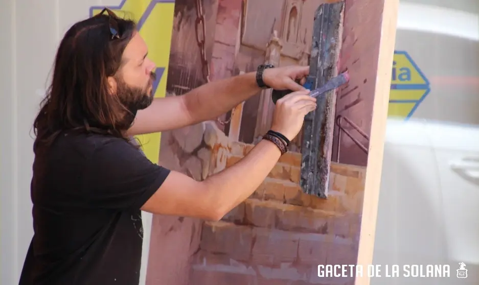 Javier Martín-Aranda, a la postre ganador del Concurso de Pintura Rápida de La Solana, pintando su cuadro