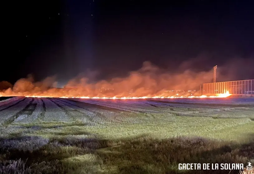 Incendio al lado de la Ciudad Deportiva de La Solana