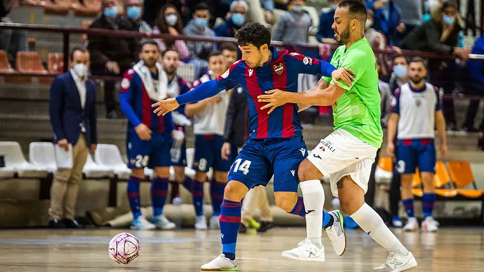 Roger y Matheus Preá pugnando por un balón en el Levante UD 0-2 Viña Albali Valdepeñas

Foto: LNFS