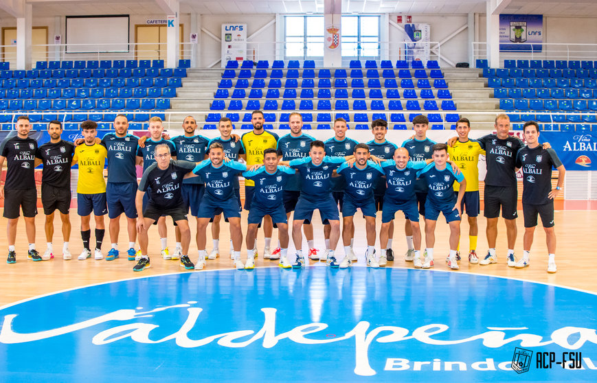 Todo el equipo del Viña Albali Valdepeñas en el primer entrenamiento de la temporada 2022-2023

Foto: ACP-FSV