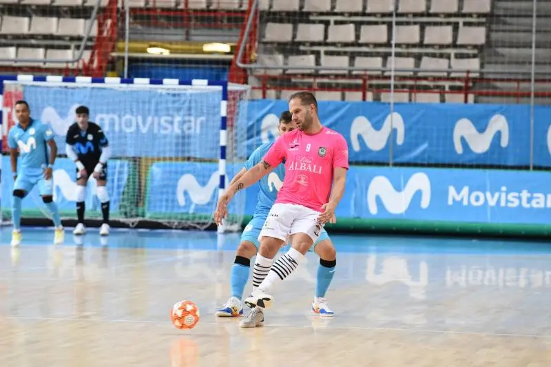 Solano con el balón en el Movistar Inter 4-2 Viña Albali Valdepeñas del Trofeo Ciudad de Torrejón 2022

Foto: Movistar Inter