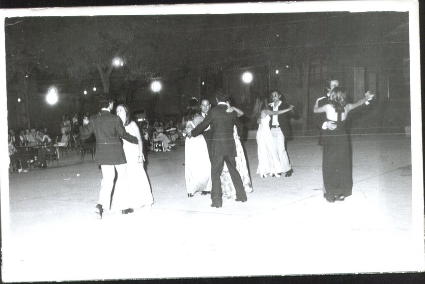 Baile de noche en la plaza del pueblo. Bolaños de Calatrava (Ciudad Real). Hacia 1970. Fondo Los Legados de la Tierra. Archivo de la Imagen de Castilla-La Mancha