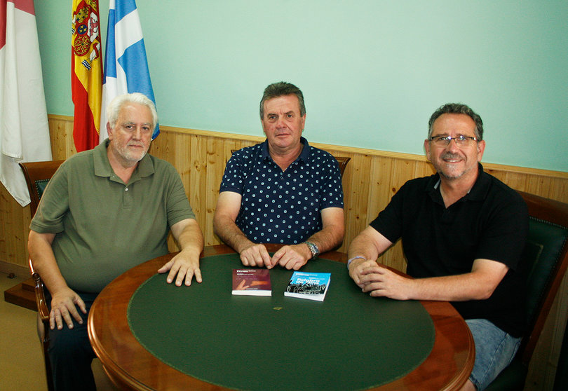 En el centro el alcalde de San Carlos del Valle, José Torres Morales, junto al poeta solanero Luis Díaz-Cacho y el editor Julio Criado