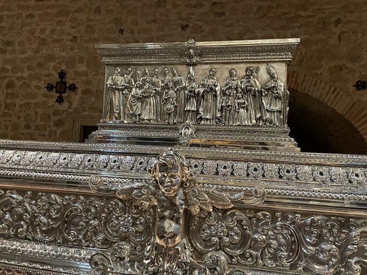 El trono de la Virgen de Consolación en orfebrería de plata (1)