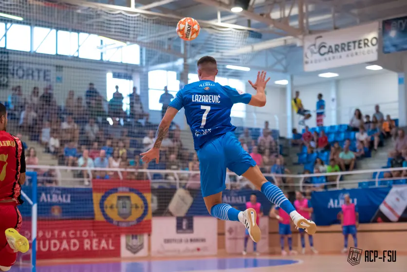 Lazarevic yendo a por un balón de cabeza en el Trofeo Ciudad del Vino 2022.

Foto: ACP-FSV